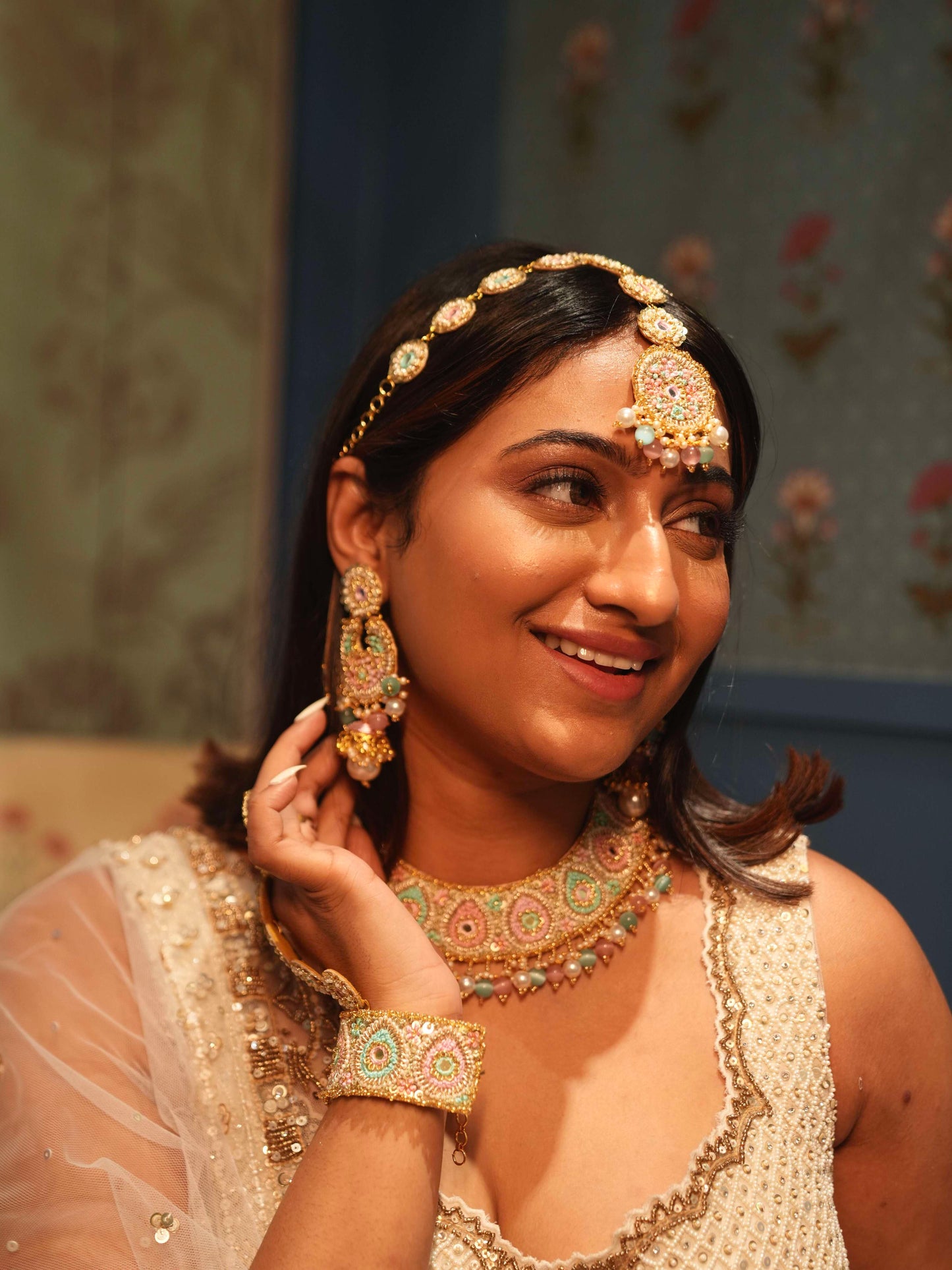 Fiza Set (Choker, Earrings, Mathapatti & Set Of Haathphool Set)