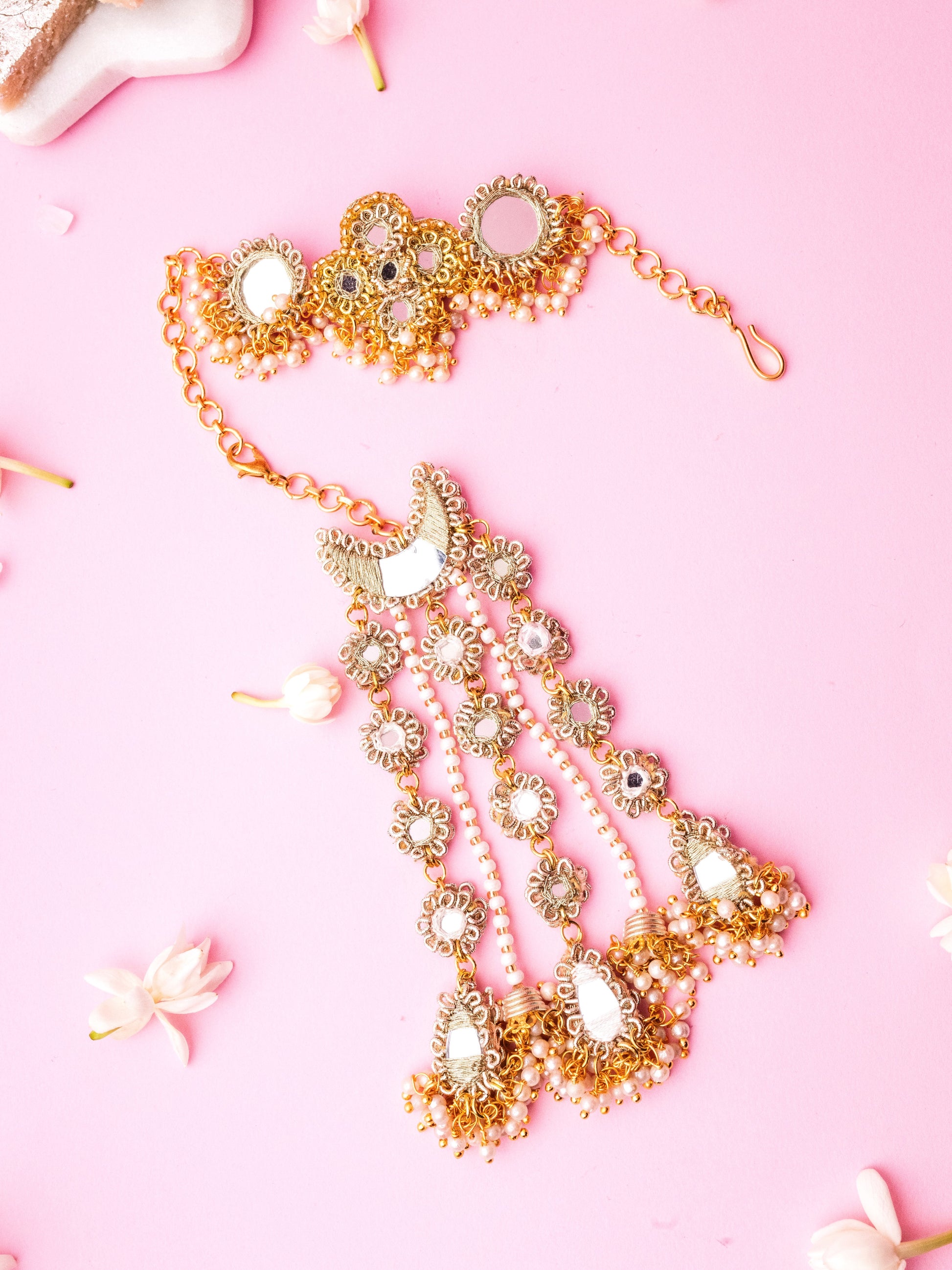 Decorative ishq gold bracelet lumba 