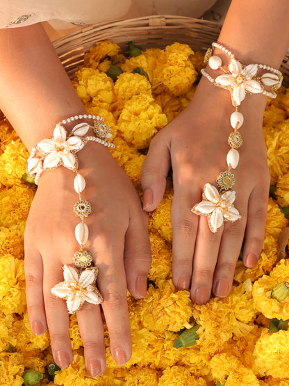 Kaju Katli Cowrie (Earrings, Mathapatti & Pair of Hathphool Set)