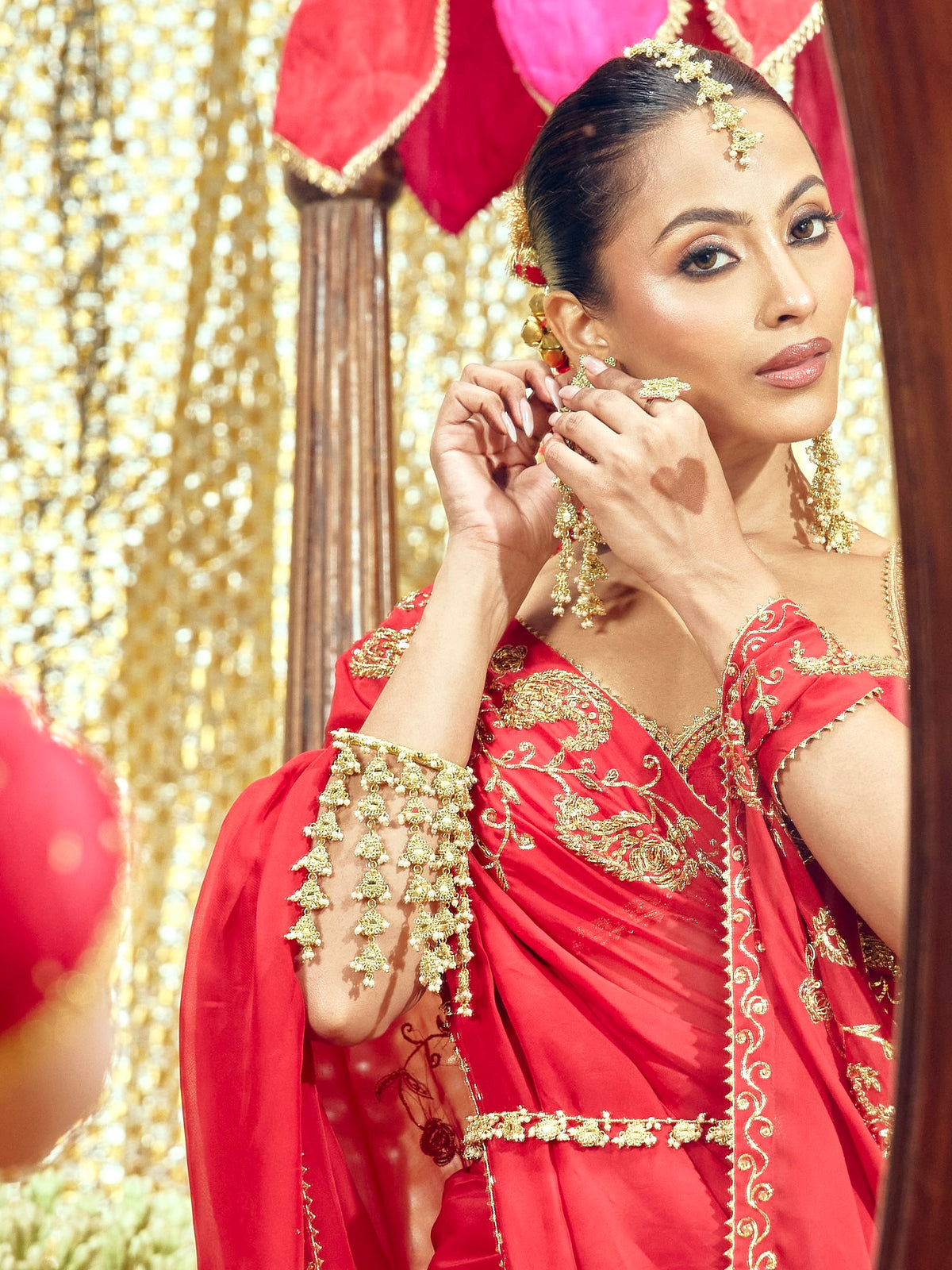 Jhilmil Earrings, Mangtikka, Pair of Bangles & Set of Rings - Gold