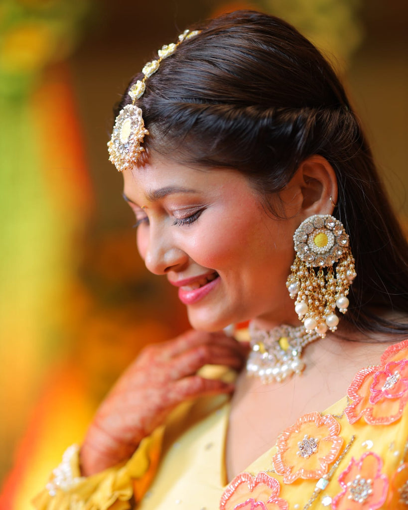 A Pretty Young Female Model Wearing Traditional Indian Bangladeshi Bridal  Outfit With Heavy Gold Jewelry And Makeup Stock Photo - Download Image Now  - iStock